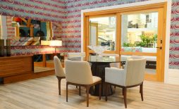 SALA DE JANTAR - Mostra Lar Center Acessibilidade - Madeira Eucalipto