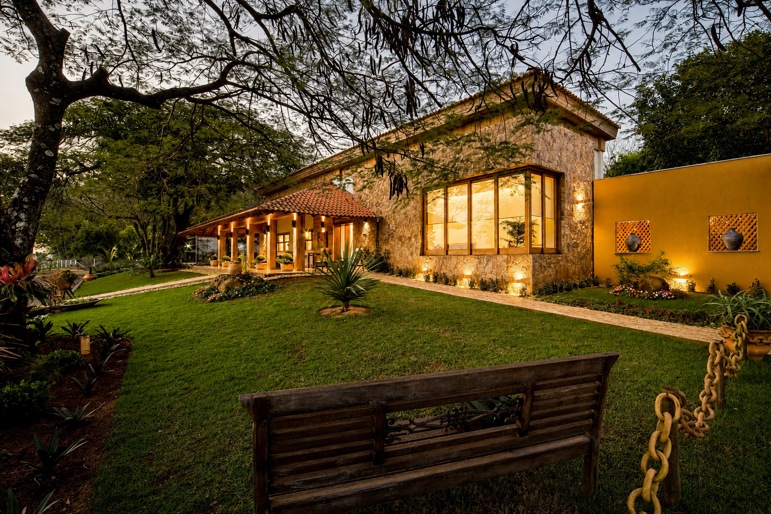 Residência integrada ao jardim — Maringá PR